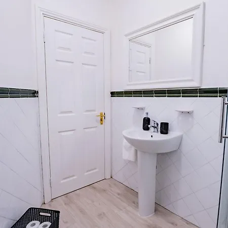 Dockside Haven - Free Parking Apartment *
